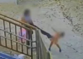 Vídeo: mãe derruba a filha no chão após dar 'bicuda' na cabeça dela