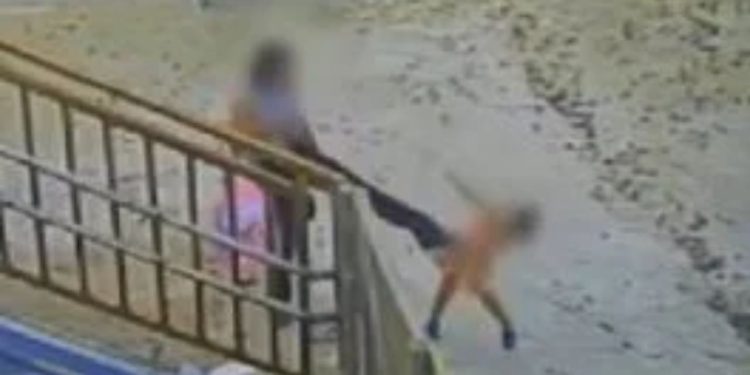 Vídeo: mãe derruba a filha no chão após dar 'bicuda' na cabeça dela