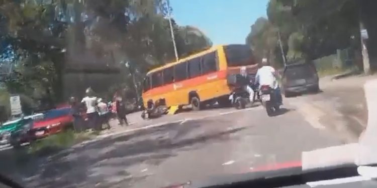 Vídeo: segundo acidente envolvendo 'Amarelinho' deixa motoqueiro ferido na ZL