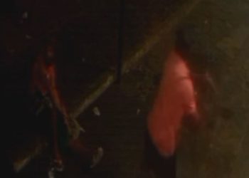 Vídeo mostra exato momento que morador de rua leva 'terçadada' na cabeça na Cachoeirinha