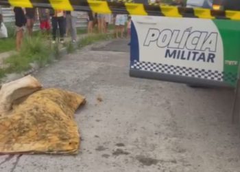 Vídeo: Homem sai correndo por avenida e cai morto após levar tiros e facadas pelo corpo no Viver Melhor