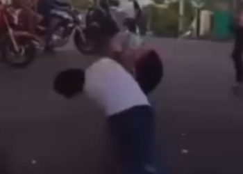 Vídeo: alunas resolvem rivalidade na saída da escola com puxões de cabelo e tapas em Manaus