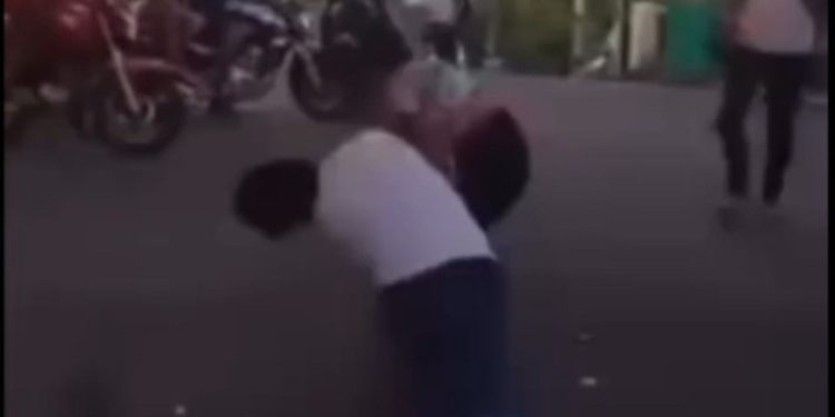 Vídeo: alunas resolvem rivalidade na saída da escola com puxões de cabelo e tapas em Manaus