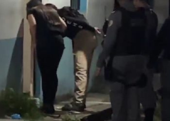 Mulher crava faca no coração do namorado, tranca o corpo em kitnet e foge na Compensa