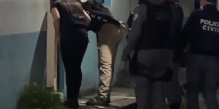 Mulher crava faca no coração do namorado, tranca o corpo em kitnet e foge na Compensa