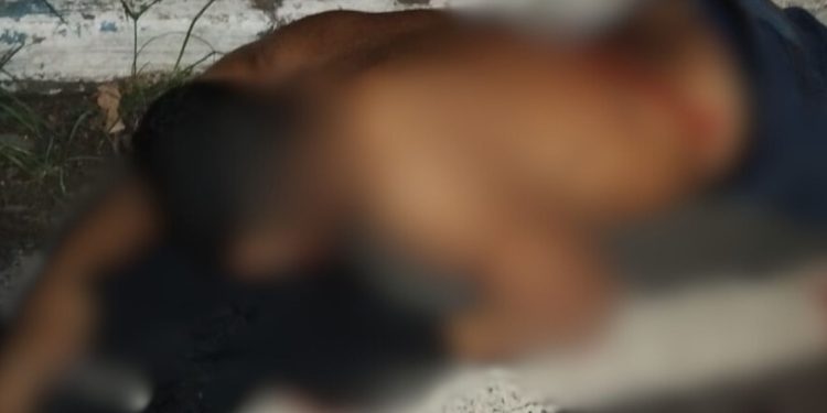 Dupla de moto chega e metralhada homem que estava 'escalado' para atacar facção na Compensa