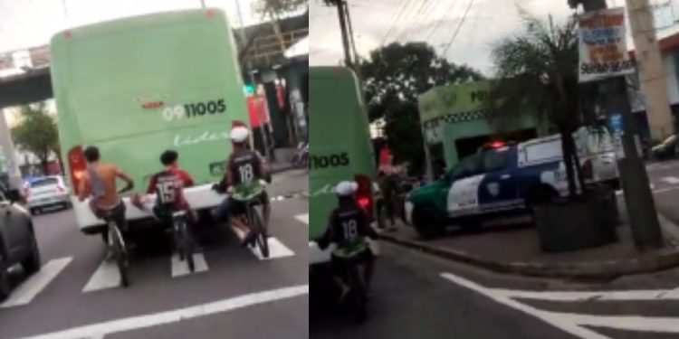 Vídeo: jovens de bike se arriscam pegando 'carona' com os pés na traseira de ônibus na frente de viatura da PM