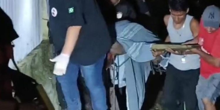 Facção mata vítima a pauladas, enterra e liga para família dando a localização do corpo