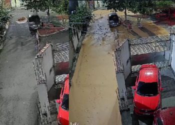 Adutora se rompe e câmera filma rua sendo inundada em segundos na zona sul de Manaus