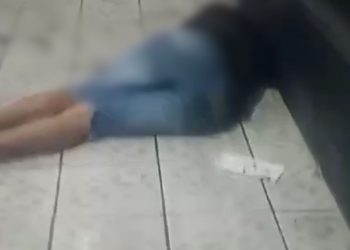 Vídeos: jovem aparece agonizando na barbearia após pegar tiro na cabeça no Mutirão