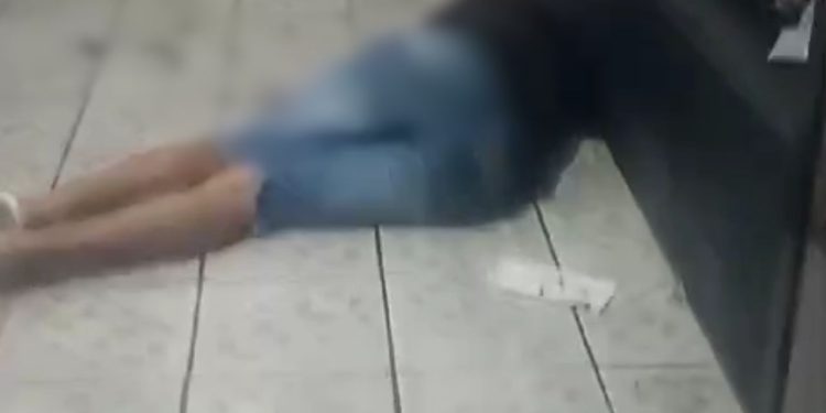 Vídeos: jovem aparece agonizando na barbearia após pegar tiro na cabeça no Mutirão