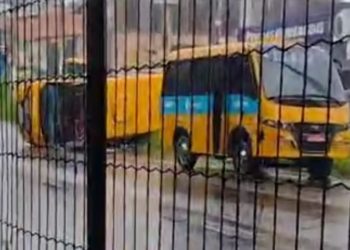 Vídeo: 'Amarelinho' tomba após derrapar na pista molhada durante a chuva no Cidade de Deus