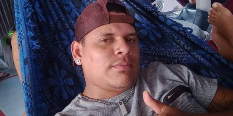 Após beber todas no barco que vinha para Manaus, homem pula no rio e desaparece