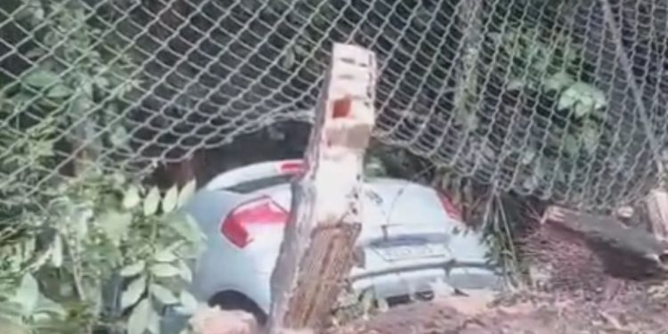Vídeo: motorista perde o controle do carro e acaba destruindo cercado de arame no Tarumã