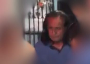 Idoso é agredido a pauladas por tentar impedir motoqueiro de jogar lixo na frente de sua casa