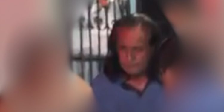 Idoso é agredido a pauladas por tentar impedir motoqueiro de jogar lixo na frente de sua casa