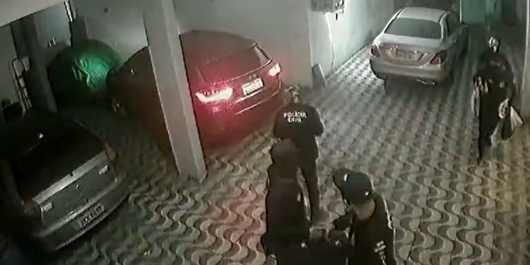 Câmera filma bandidos que usavam camisas da Polícia Civil do Amazonas para roubar casas em Manaus; veja
