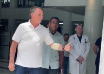 Bolsonaro deixa o hospital após passar mal em Manus: "sou meio duro na queda" - VÍDEO