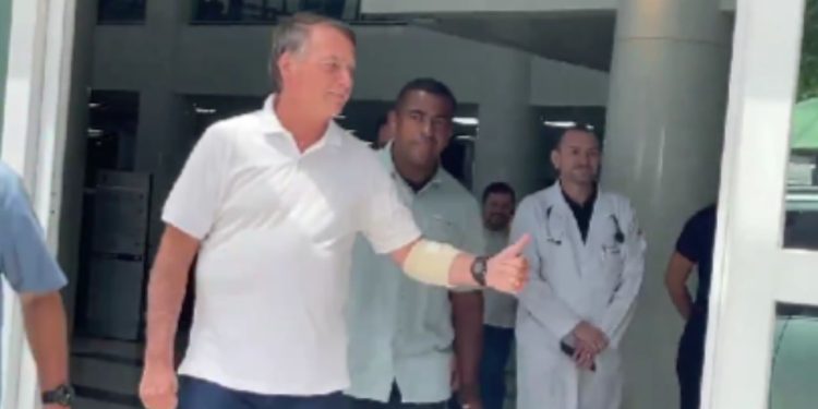 Bolsonaro deixa o hospital após passar mal em Manus: "sou meio duro na queda" - VÍDEO