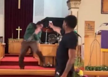 Vídeo: durante sermão sobre 'inimigo de Deus', homem invade igreja e tenta matar pregador