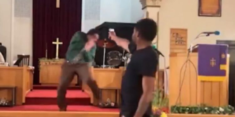 Vídeo: durante sermão sobre 'inimigo de Deus', homem invade igreja e tenta matar pregador