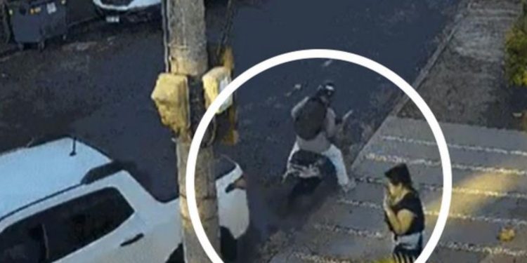 Câmera registra motorista atropelando criminoso e salvando enfermeira de assalto; assista