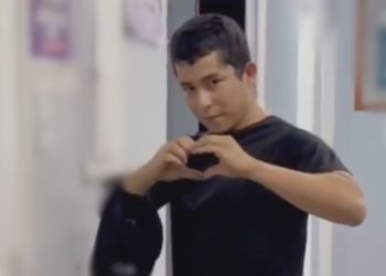 Bêbado quebra tudo na casa da irmã e faz 'coração' para policiais ao ser preso em Manaus