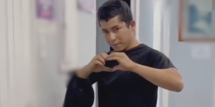 Bêbado quebra tudo na casa da irmã e faz 'coração' para policiais ao ser preso em Manaus