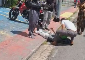 Motoqueiros são arremessados ao se chocarem no Vieiralves: "precisamos de ajuda"