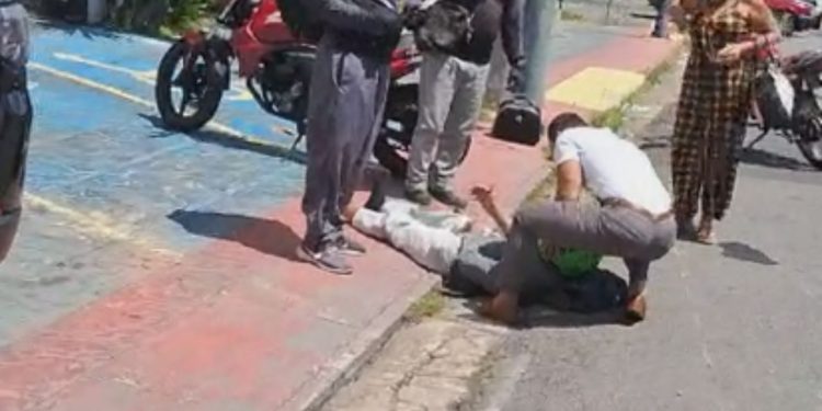 Motoqueiros são arremessados ao se chocarem no Vieiralves: "precisamos de ajuda"