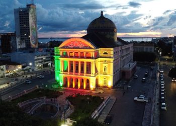 Em solidariedade, Teatro Amazonas recebe iluminação com as cores da bandeira do Rio Grande do Sul