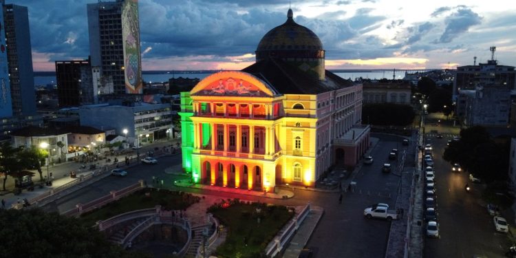 Em solidariedade, Teatro Amazonas recebe iluminação com as cores da bandeira do Rio Grande do Sul