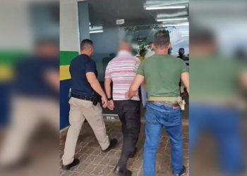 Servidor municipal 'valentão' de Manacapuru é algemado no trabalho após violar medida protetiva e ameaçar a ex