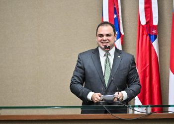 O presidente da Assembleia Legislativa do Amazonas (Aleam), deputado estadual Roberto Cidade (UB), chama atenção para a Lei nº 6.515/2023. Foto: Rodrigo Brelaz