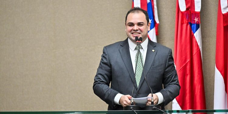 O presidente da Assembleia Legislativa do Amazonas (Aleam), deputado estadual Roberto Cidade (UB), chama atenção para a Lei nº 6.515/2023. Foto: Rodrigo Brelaz