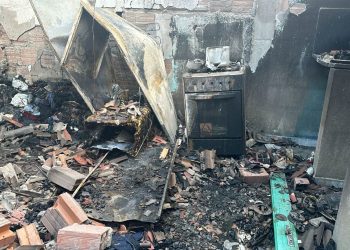 Fogo consome kitnet e venezuelanos acabam perdendo tudo no Alvorada