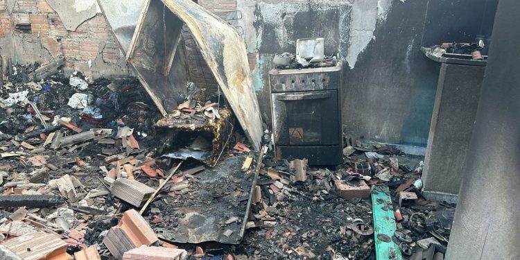 Fogo consome kitnet e venezuelanos acabam perdendo tudo no Alvorada