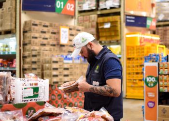 No total, foram apreendidos 40 itens entre carnes, laticínios e calabresas. Foto: João Pedro/Procon-AM