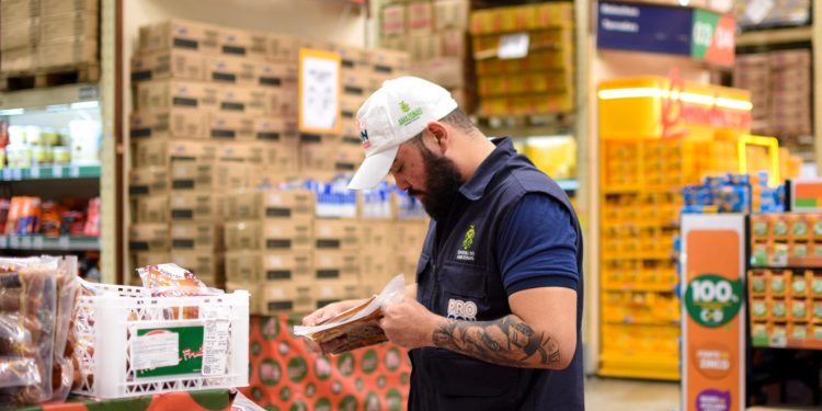 No total, foram apreendidos 40 itens entre carnes, laticínios e calabresas. Foto: João Pedro/Procon-AM