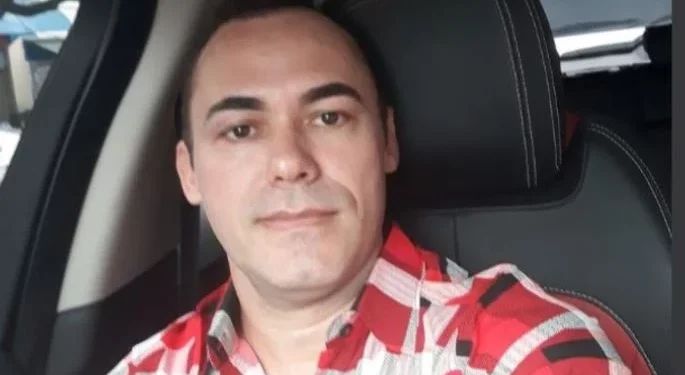 Adelilson de Souza Boscheto foi encontrado com várias facadas pelo corpo. Foto: Reprodução