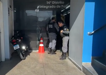 Os bandidos fugiram e abandonaram moto ensanguentada. Foto: Reprodução