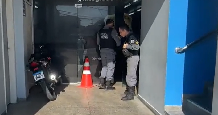 Os bandidos fugiram e abandonaram moto ensanguentada. Foto: Reprodução