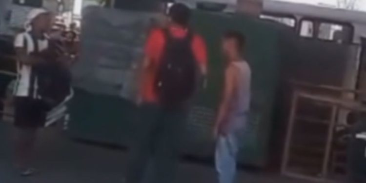 Vídeo mostra estudante sendo assaltado por dupla no T4: "querem o celular"