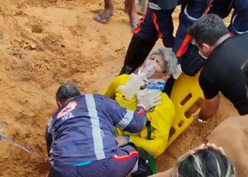 VÍDEO: Pedreiro é socorrido pelo Samu com muita falta de ar após barranco desabafar sobre ele em Manaus