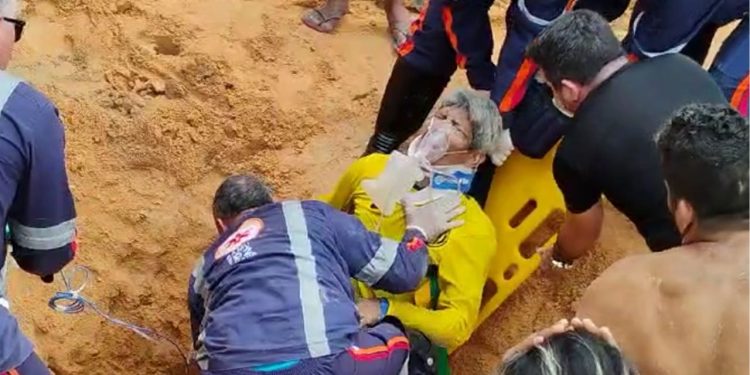 VÍDEO: Pedreiro é socorrido pelo Samu com muita falta de ar após barranco desabafar sobre ele em Manaus