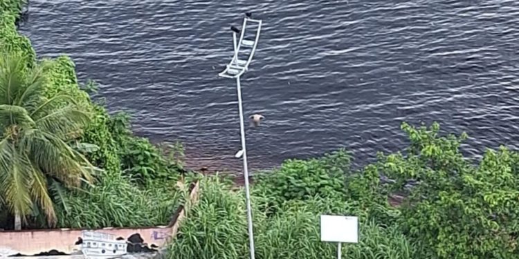 Pelo segundo dia seguido, bombeiros são acionados para retirar corpo do rio perto da Praia da Ponta Negra