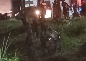 Assaltante fica todo 'arrebentado' após ser apedrejado na base do ódio da população em Manaus