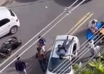 Vídeo que aparece cena de filma mostra acidente que deixou motociclista em cima do carro em Manaus