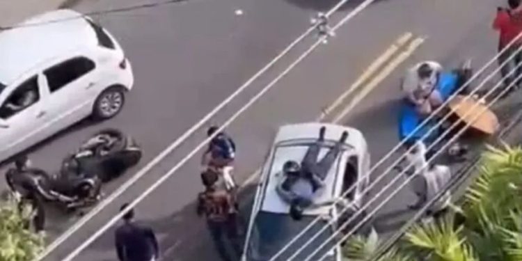 Vídeo que aparece cena de filma mostra acidente que deixou motociclista em cima do carro em Manaus