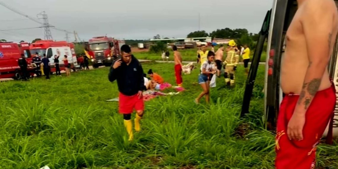 Ônibus que transportava quadrilha de Manaus tomba na pista após apresentação em Boa Vista; ninguém morreu